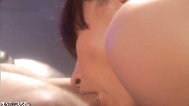 Muskularny facet doprowadza dziewczynę do ekstazy wpychając kutasa w jej gardło i w odbyt