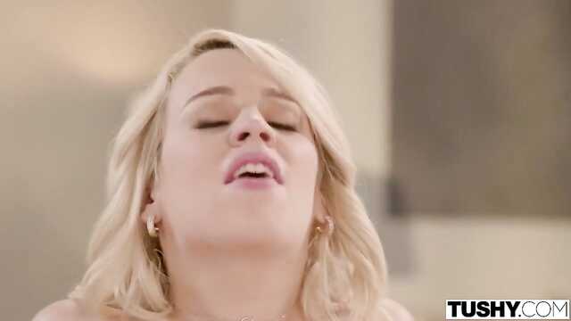 Блондинка просит отчима наказать ее анальный секс.
