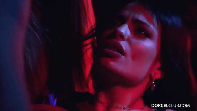 Heiße Prostituierte behandeln den Schwanz eines Mannes im Sexclub qualitativ