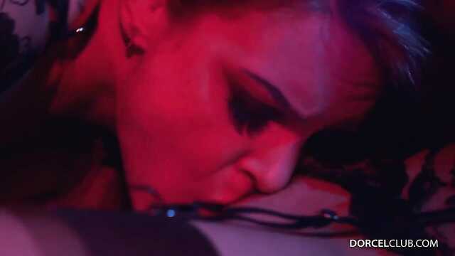 Heiße Prostituierte behandeln den Schwanz eines Mannes im Sexclub qualitativ