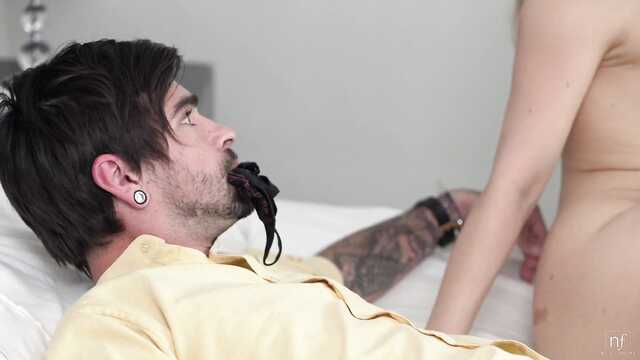 Szczęśliwy facet zdołał uprawiać namiętny seks w trójkącie ze swoją byłą i swoją obecną dziewczyną