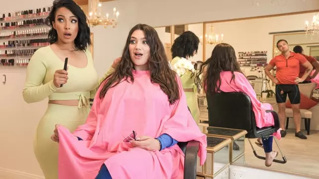 Ерлердің порно тобы барлық тесіктерде әдемі қара әйелмен жыныстық қатынасқа түседі Дәретхананың тесігінен үңілу