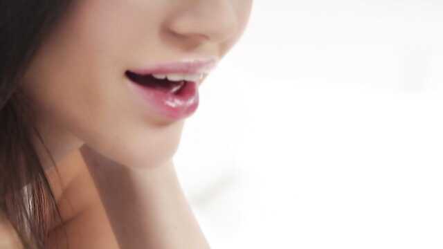 Delikatna księżniczka cieszy się dużym kutasem swojego kochającego łysego faceta