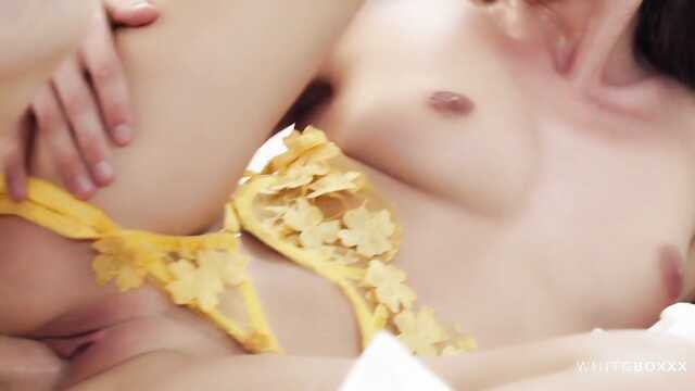 Laska włożyła piękną bieliznę, a potem usiadła na dużym kutasie chłopaka