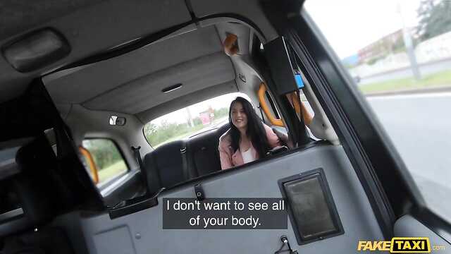 Taksówkarz obiecał dziewczynie niezapomniany seks w samochodzie i zrobił wszystko, żeby się skończyła