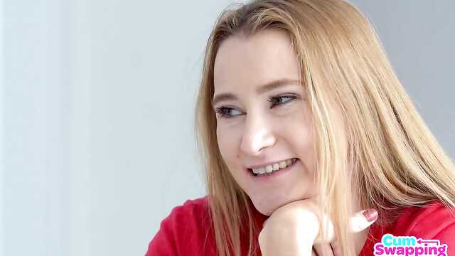 Słodkie blondynki używały kutasa przyrodniego brata, aby dobrze skończyć