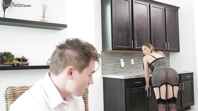 Начальница: Секс за документы!