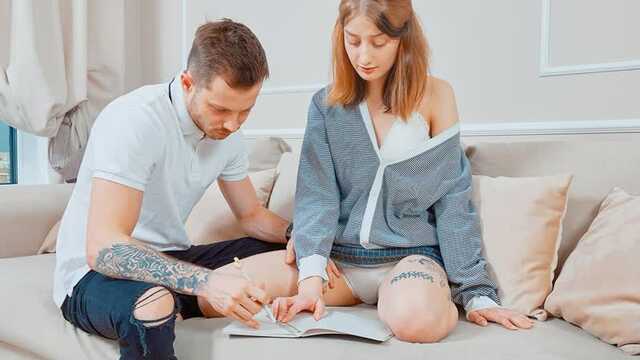 Жігіт қызға сабақты сабырлы түрде үйретуге мүмкіндік бермеді, өйткені мен оны шұғыл түрде выебать алғым келді