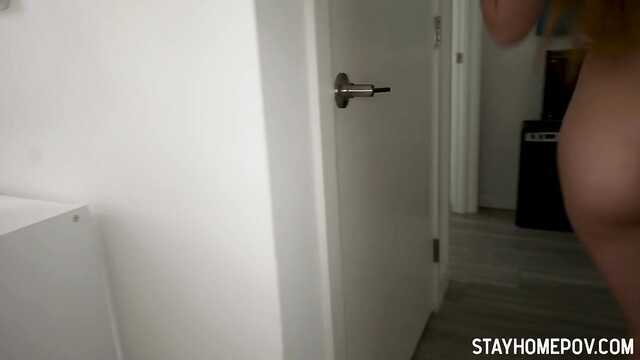 Niegrzeczna długo bawi się ustami z kutasem, a potem wzorowo na nim skacze