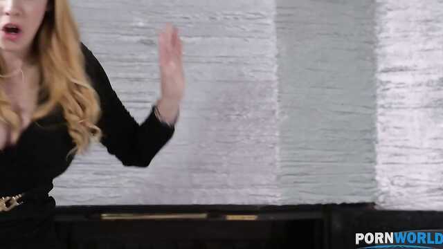 Горячий трах молодой шлюшки с силиконовыми сиськами.