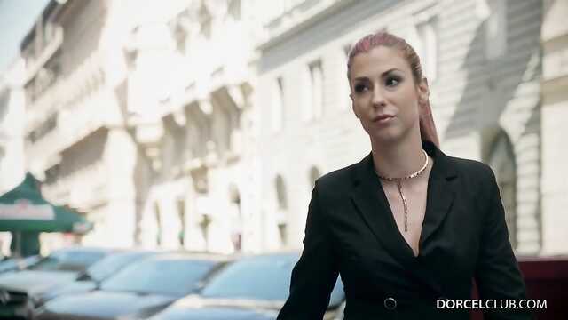 Безстрашна красуня повернулася до колишнього і знову ебется в два стволи