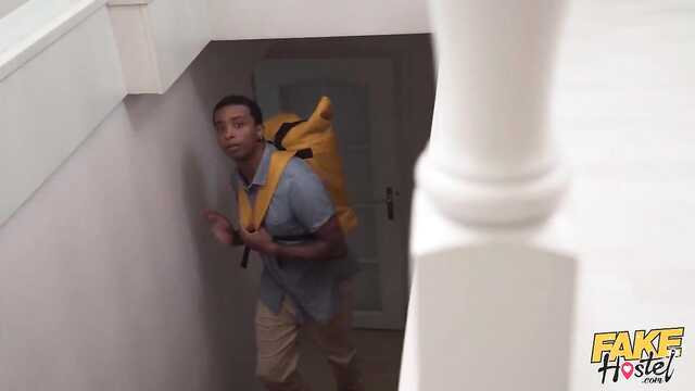 Dwie dziewczyny masturbowały się w hostelu, ale ich czarny sąsiad dużym kutasem doprowadził dziewczyny do orgazmu