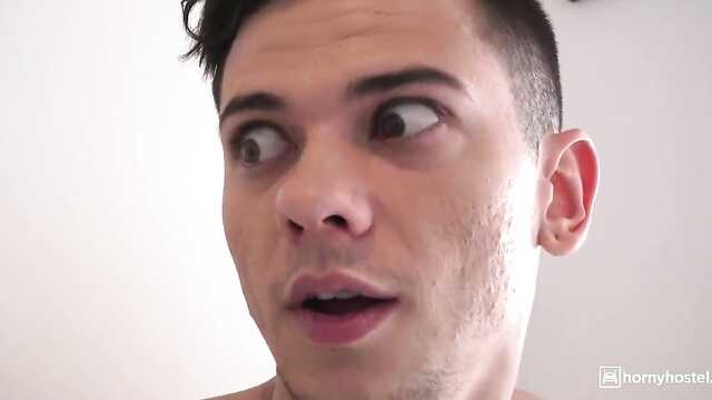 Przypadkowy seks młodych z loda i Mineta w hostelu