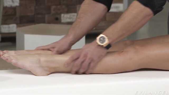 Widząc brutalnego masażysty chuda chciała się pieprzyć bez gry wstępnej