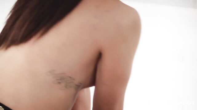 Brunetka ucieleśnia swoje brudne analne fantazje