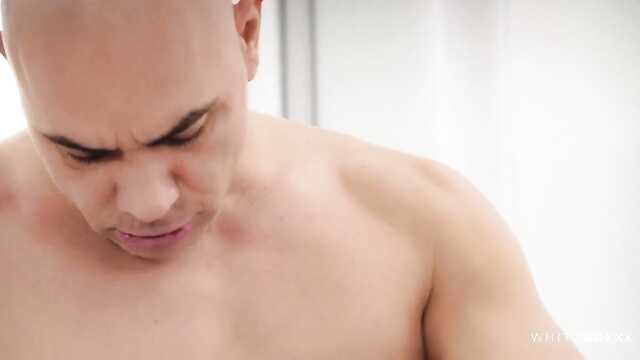 Brunetka ucieleśnia swoje brudne analne fantazje