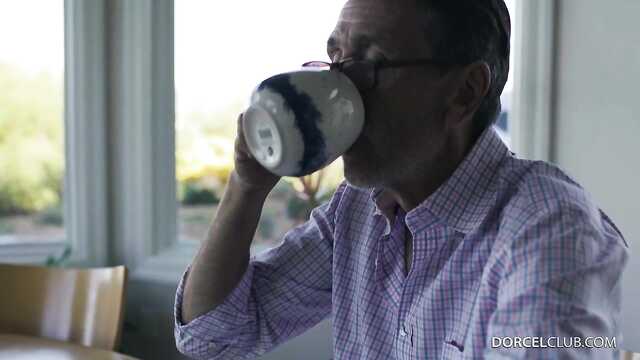 Poczęstował wiekowego przyjaciela pieprzoną latynoską