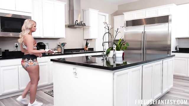 Mamuśki ugryza się, gdy syn piecze utkniętą siostrę