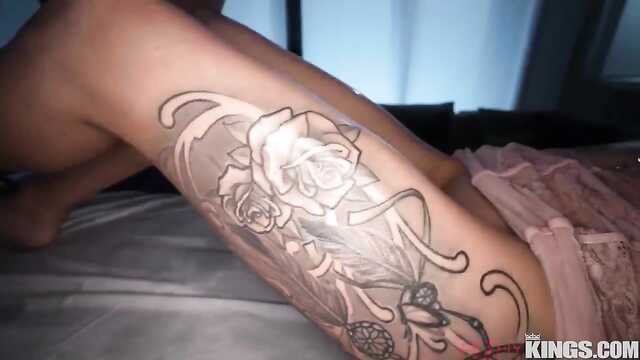 Obficie smaruje brunetkę olejem i jeździ zdrowym kukanem