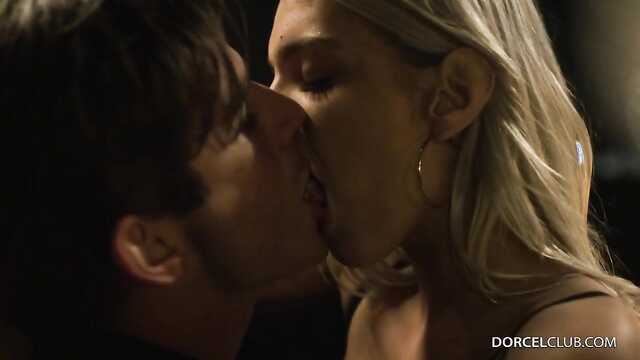 Әдемі секс жартылай қараңғыда құмар аққұбамен және лизунмен