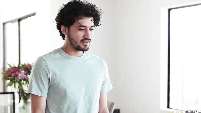 Fickt Stiefmutter mit ihrer bisexuellen Freundin mit riesigen melken