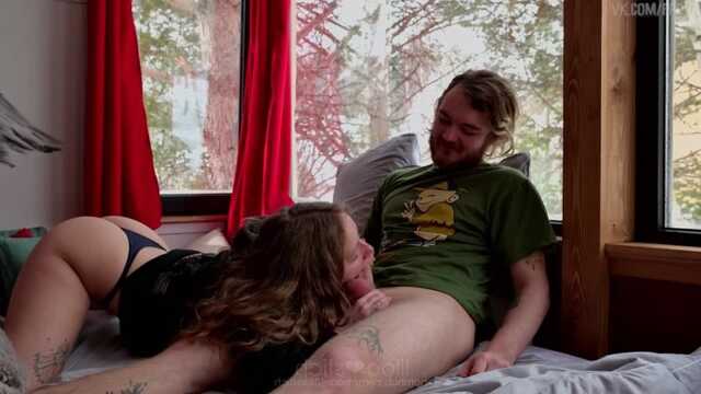 Młoda para odpoczywa poza miastem i zmysłowo Uprawia Miłość