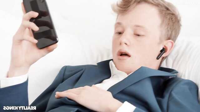 Ит стиліндегі порнода тұрған балапандар