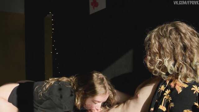 Długowłosa Rosyjska Ślicznotka połyka kutasa faceta i cieszy się twardym pieprzeniem Na pieska