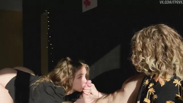 Ұзын шашты орыс милашка жұтып мүшесі жігіт және наслаждается қатаң ебля қатерлі ісік