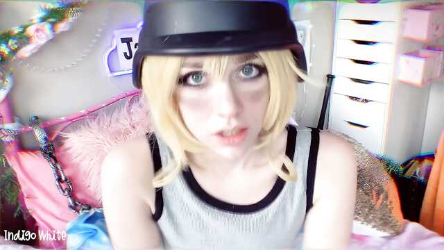 Urocza Tania na żywo opanowuje swoją nową seks zabawkę