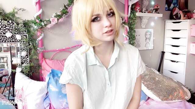 Urocza Tania na żywo opanowuje swoją nową seks zabawkę