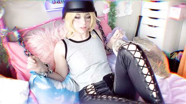 Urocza Tania na żywo opanowuje swoją nową seks zabawkę