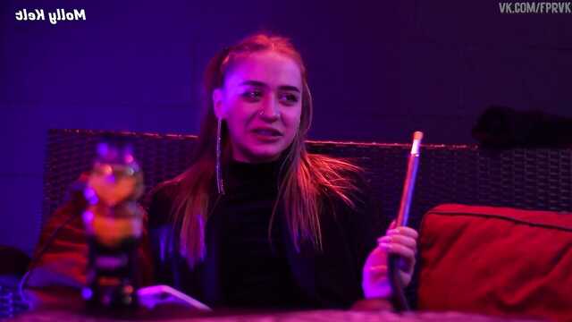 Trajo a una amiga de mucho tiempo a su casa, y ella ya estaba en el pasillo comenzó a follar