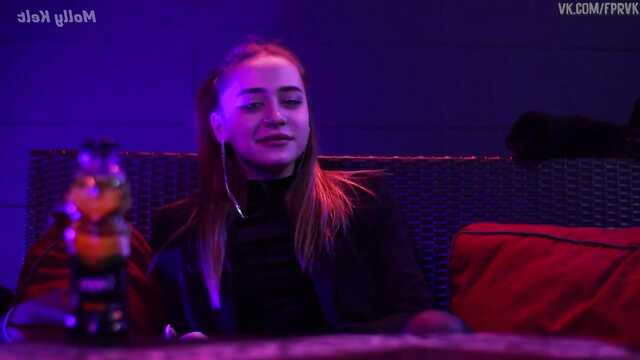 Trajo a una amiga de mucho tiempo a su casa, y ella ya estaba en el pasillo comenzó a follar