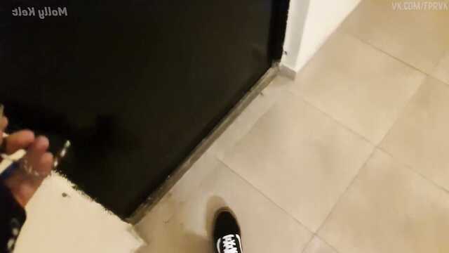 Trajo a una amiga de mucho tiempo a su casa, y ella ya estaba en el pasillo comenzó a follar