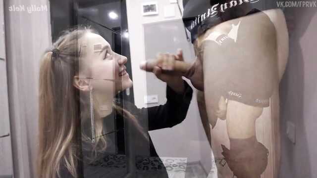 Trajo a una amiga de mucho tiempo a su casa, y ella ya estaba en el pasillo comenzó a follar