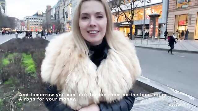 Slutty Blonde verdient Geld mit sex, indem sie schick in einem teuren Hotel fickt