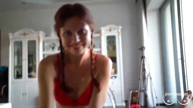 Ruda suka w nowej czerwonej bieliźnie bierze kutasa tylko w tyłek