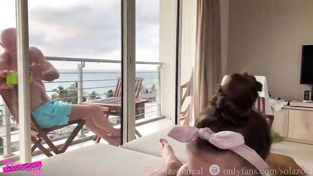 Los amantes tienen sexo caliente delante de la muñeca