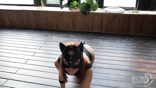 Кошечка умеет: мягкий хвостом - крепкий хуй.