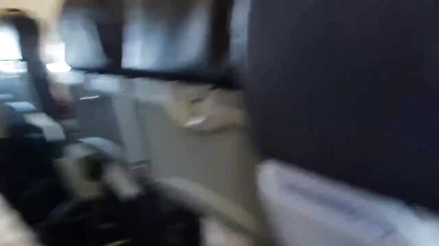 Высокий уровень любви: пососать хуй мужа в самолете.