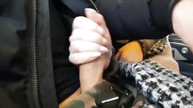 Высокий уровень любви: пососать хуй мужа в самолете.