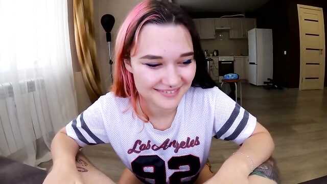 Słodka Rosyjska studentka ssie kutasa i połyka spermę