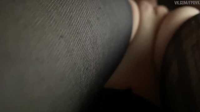 Sexo caseiro suave com uma garota molhada na meia-calça