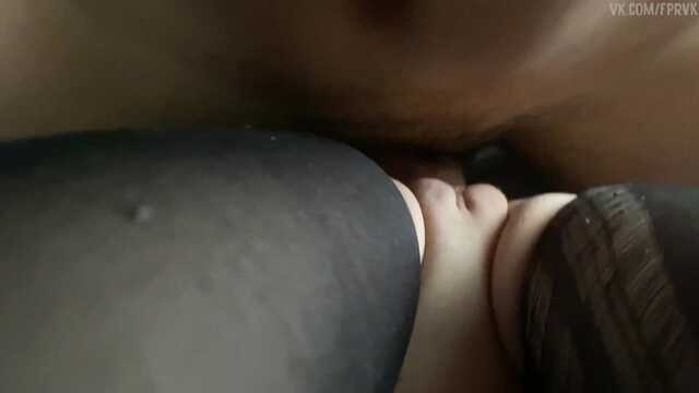 Sexo caseiro suave com uma garota molhada na meia-calça