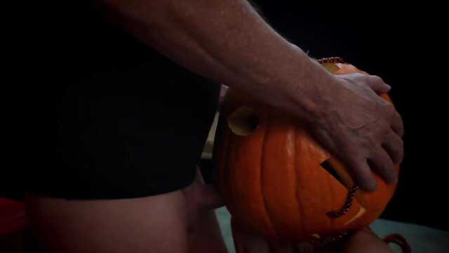 Sexo com uma escrava com algemas e lingerie