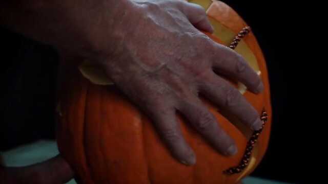 Sexo com uma escrava com algemas e lingerie