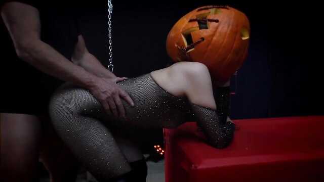 Sexo com uma escrava com algemas e lingerie