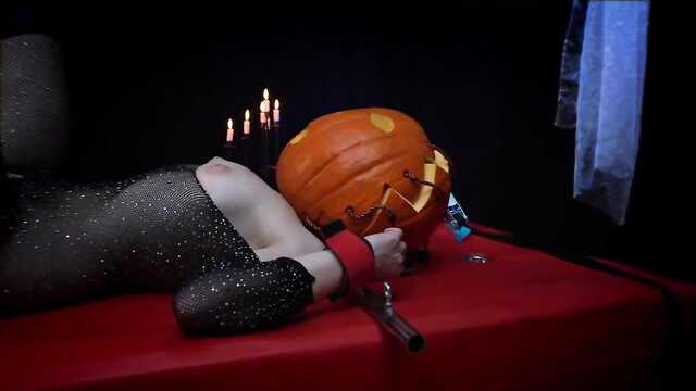 Sexo com uma escrava com algemas e lingerie