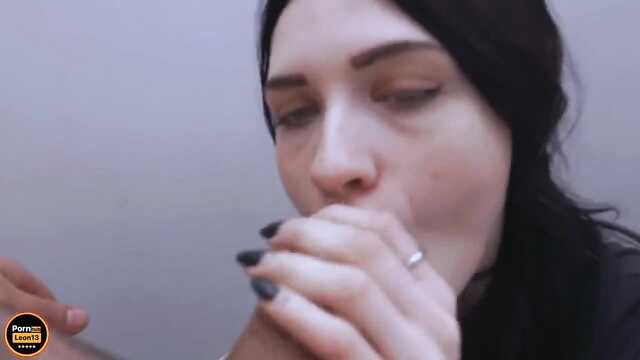 Obciągnęła blogerowi i wypłukała usta ciepłą spermą